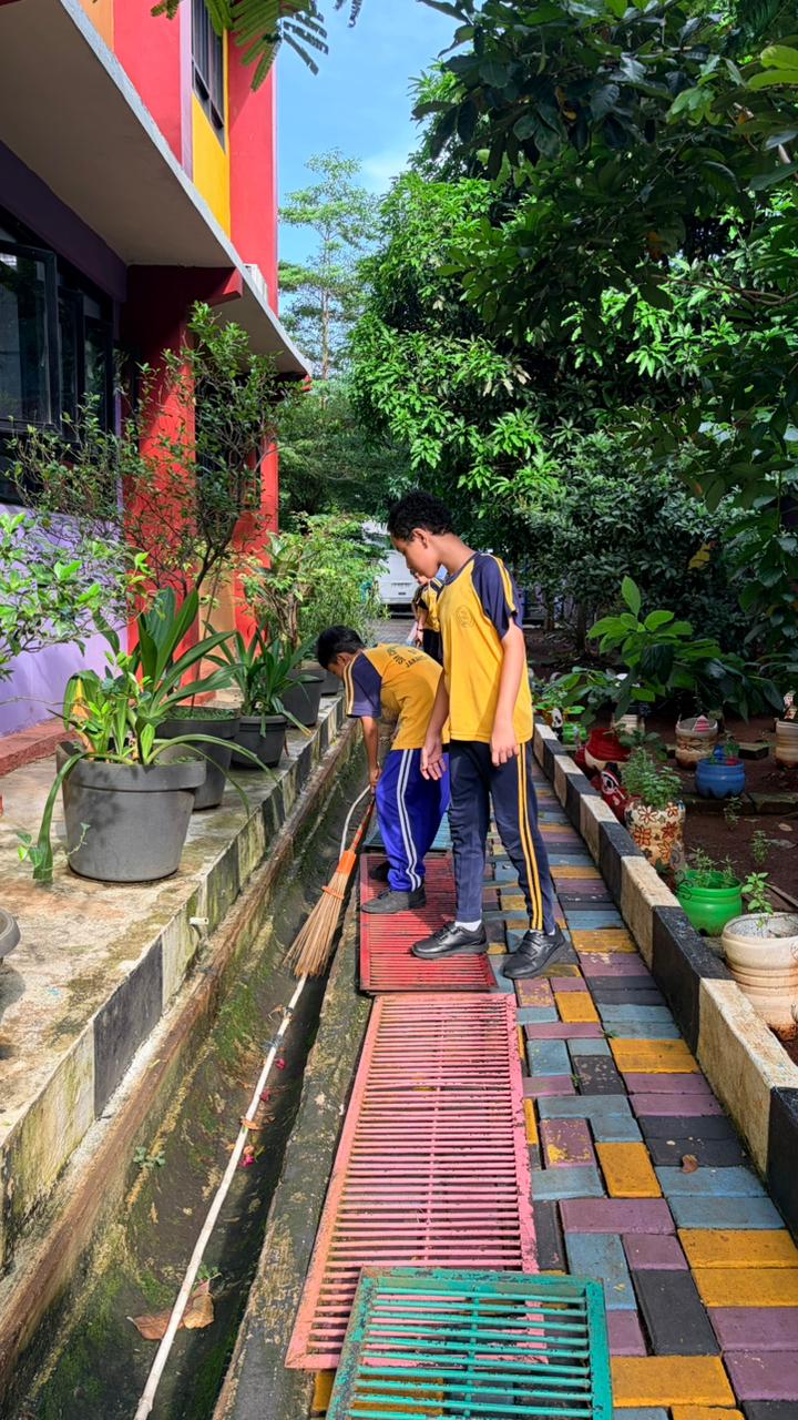 Bersih-bersih sekolah